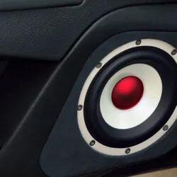 Araç kapısnda Bewith Confidence mid-woofer görseli